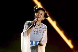 海酷(莫名爆红的龚琳娜：外籍老公把她当宝，9岁混血儿子为她贴心做饭)