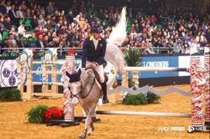 香港亚洲国际博览馆(国际马术盛典首次在香港举办，顶尖骑手驾骏马良驹越障争先)