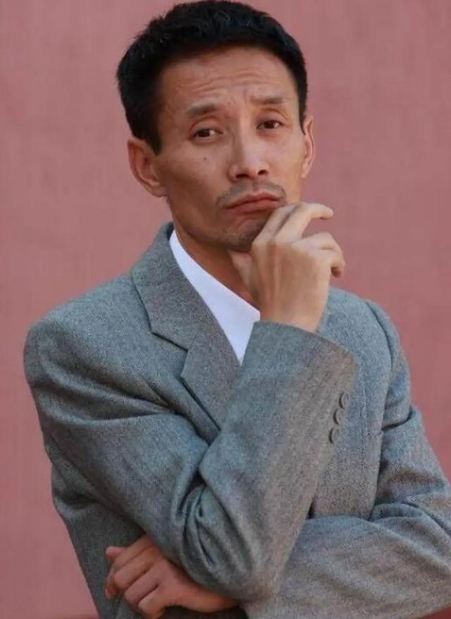 56岁江珊素颜逛街，田小洁陪伴，购物袋背后是岁月沉淀的幸福与爱