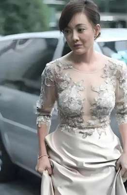 牛莉(52岁牛莉身姿曼妙，肥乳厚臀彰显丰腴美，微胖更显女人风情)