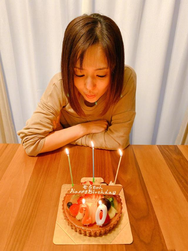 苍井空36岁生日,好朋友送生日蛋糕合照,网友:越来越美了