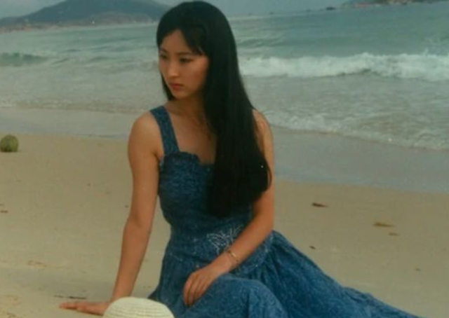 “林妹妹”陈晓旭之墓：鲜花环绕，汉白玉雕像让人垂怜