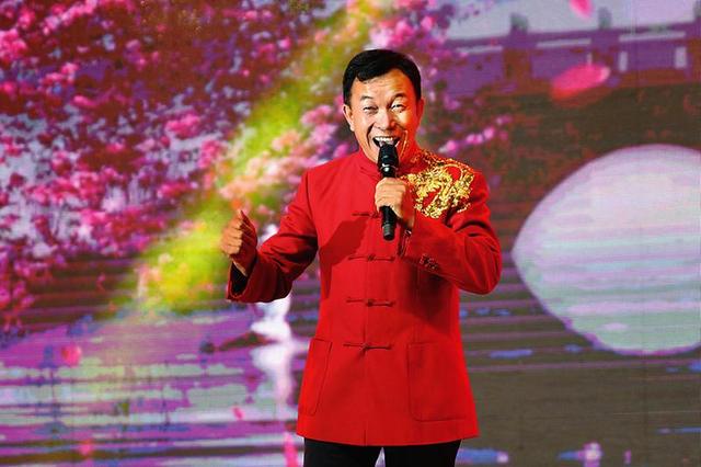 原生态民歌王石占明在文水县演唱惠民歌曲