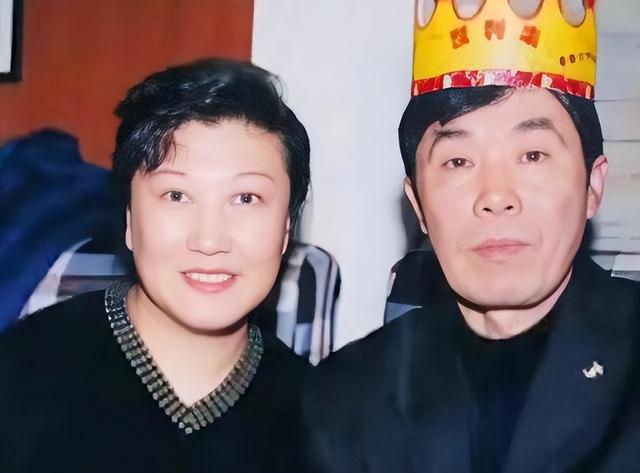 何庆魁儿子为77岁的父亲办八十大寿，魏三台上发火，寿宴成笑话！