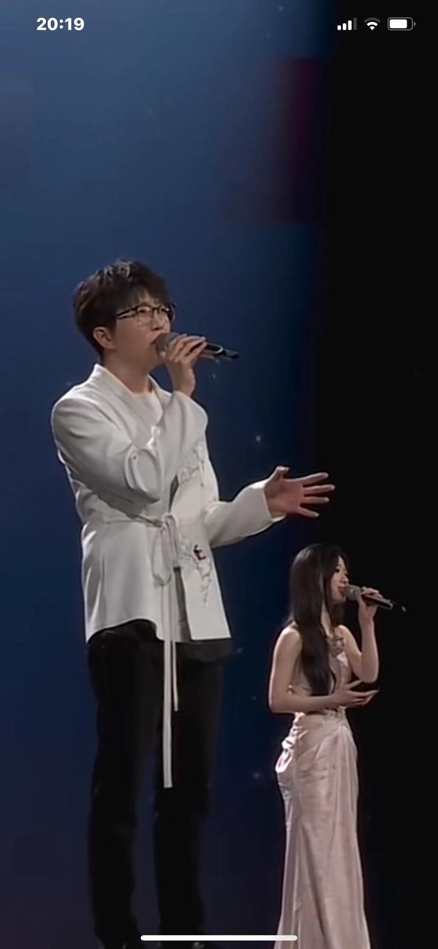 00后顶级唱将,一不小心杀疯半个娱乐圈,掀翻整个华语乐坛。