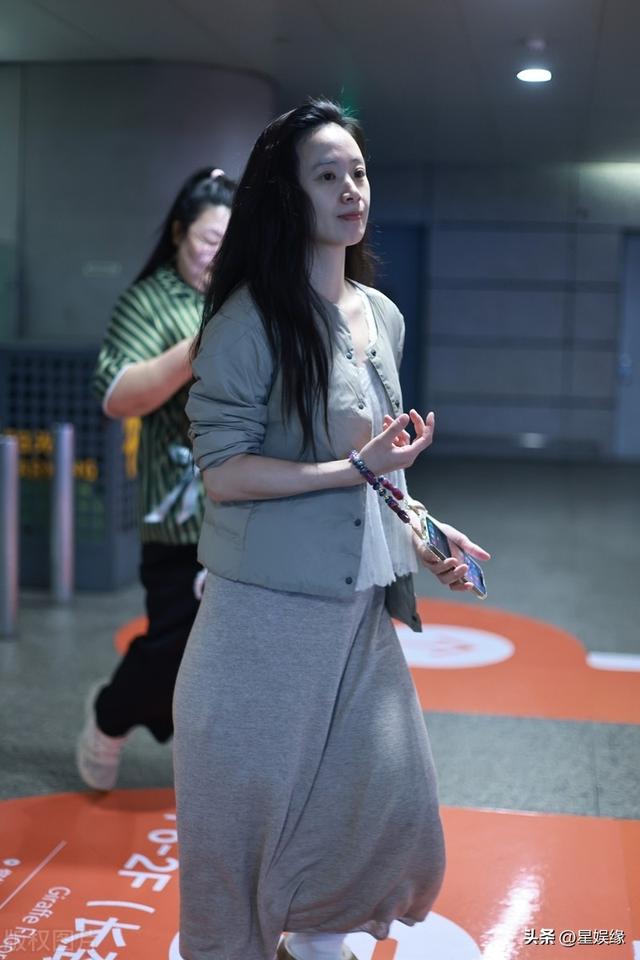 李梦身穿棉服外套+长裙+白色短袜+雪地靴轻松时尚