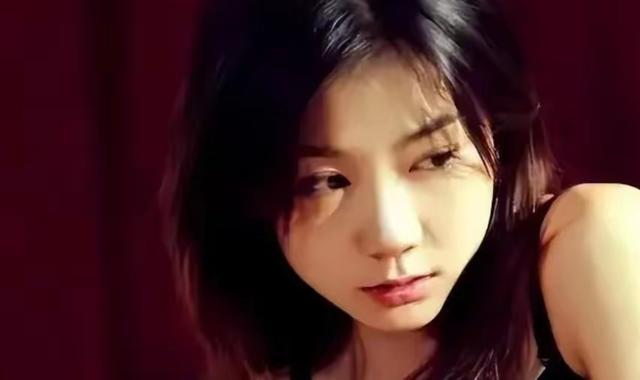 2011年,她全裸接受记者采访,并称:我敢看你们,你们敢看我吗?