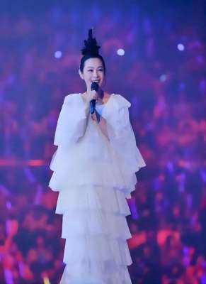 刘若英后来演唱会(刘若英成都演唱会：再唱《后来》，重温青春记忆)