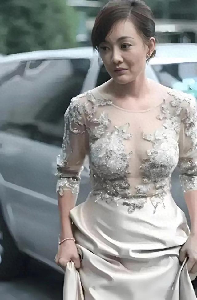 52岁牛莉身姿曼妙,肥乳厚臀彰显丰腴美,微胖更显女人风情