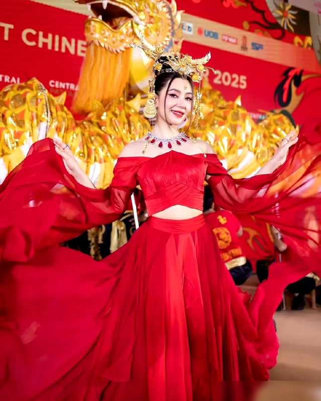 泰星Bella佩戴价值1.08亿铢首饰参加活动,和富商Will约会被拍