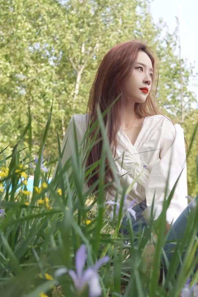 卢洋洋:颜值爆表,笑靥倾城,身材勾勒梦幻轮廓,解锁魅力新维度