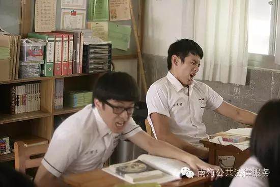 老汉公交车上公然看黄片！食色性也？法律这样说