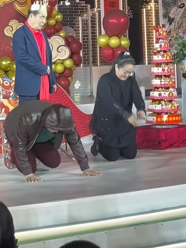 何庆魁儿子为77岁的父亲办八十大寿，魏三台上发火，寿宴成笑话！