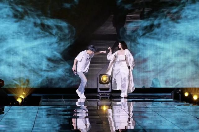 薛之谦与刘惜君:演唱会上的戏谑与默契,笑点背后的一份专业精神
