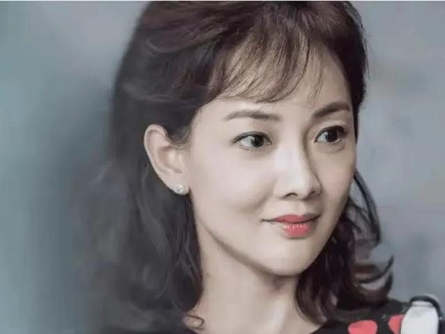 52岁牛莉身姿曼妙,肥乳厚臀彰显丰腴美,微胖更显女人风情