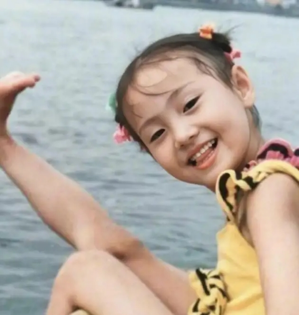 自己想当明星当不上,就逼女儿当,狼妈刘艳是如何“毁掉”郑爽的