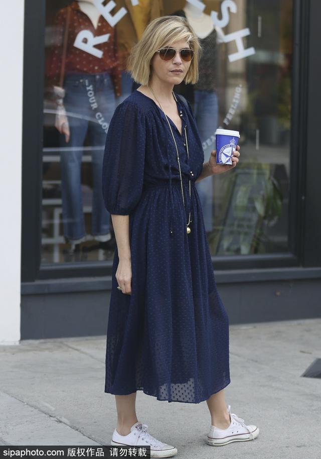 塞尔玛素颜出街 抵挡不住霸气造型!