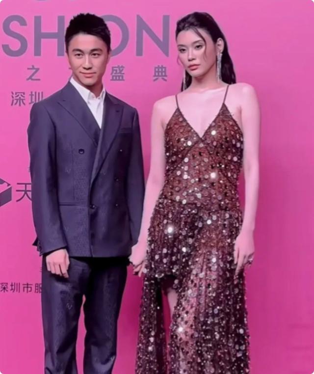 1米78奚梦瑶走秀，跟1米73何猷君同框，把人情世故体现得淋漓尽致