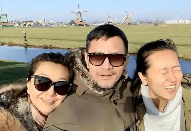 56岁江珊素颜逛街，田小洁陪伴，购物袋背后是岁月沉淀的幸福与爱