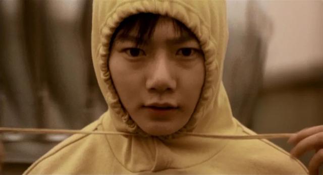 单身面瘫脸垮，40岁的裴斗娜却长在了我的审美上