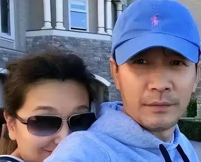 56岁江珊素颜逛街，田小洁陪伴，购物袋背后是岁月沉淀的幸福与爱