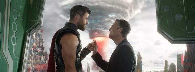 复仇者联盟4钢铁侠死了!为什么是他打响指,雷神不能承受原石之力吗?