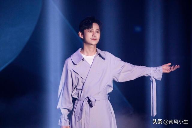 50岁何炅长沙独自一人吃饭，身穿喜庆红大衣，无妻无子也幸福