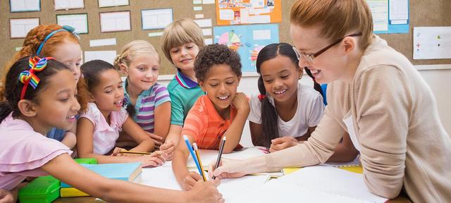 俄一对情侣草丛缠绵，被愤怒的邻居大妈用木板狠打严厉教育
