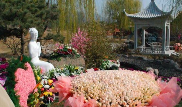 “林妹妹”陈晓旭之墓：鲜花环绕，汉白玉雕像让人垂怜