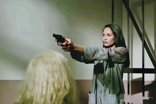 女子监狱片,很“黄暴”!这6部惊悚片,绝美中透着一股诱惑