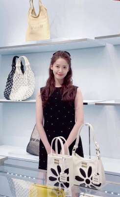 少女时代允儿(少女时代允儿乖巧的模样，波浪卷发精致容颜，难道允儿不会变老？)