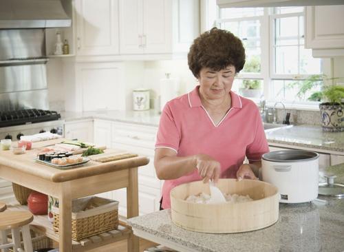 伺候老人一年，不如小儿子回来卖个萌，过春节“远香近臭”真相了