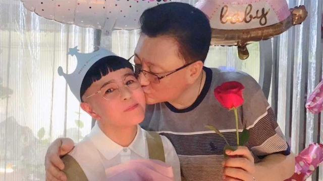 58 岁金龟子生日,老公王宁罕见出镜,夫妻穿搭风格看起来像隔辈
