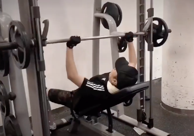 50岁于和伟豪宅内健身!穿背心大秀健硕肌肉,浑身是汗脸部通红