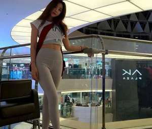 李恩美三级(健身女神李恩美，精致五官，小蜂腰+大长腿，分享她的健身秘籍)