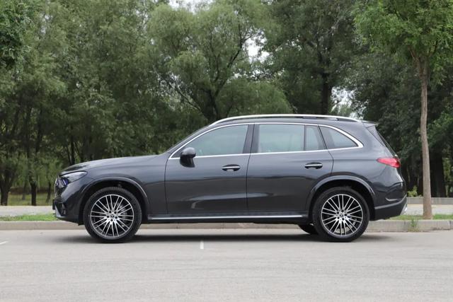 奔驰GLC:奔驰7座SUV优惠15万!内饰氛围感拉满,轴距2977mm!