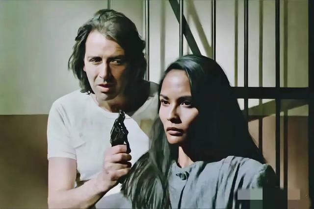 女子监狱片,很“黄暴”!这6部惊悚片,绝美中透着一股诱惑