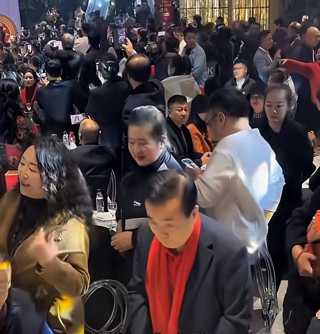 何庆魁儿子为77岁的父亲办八十大寿，魏三台上发火，寿宴成笑话！