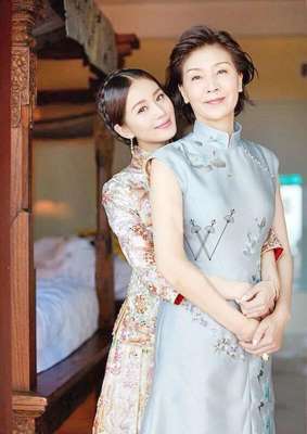 刘诗诗父母(明星与父母合照：刘诗诗妈妈有气质，杨迪妈妈最让我惊讶)