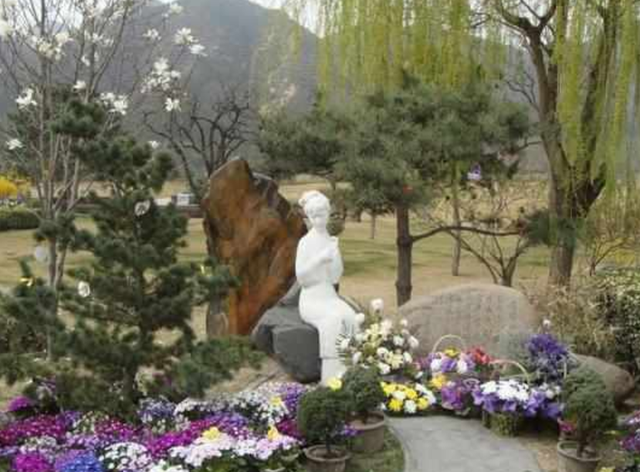 “林妹妹”陈晓旭之墓：鲜花环绕，汉白玉雕像让人垂怜