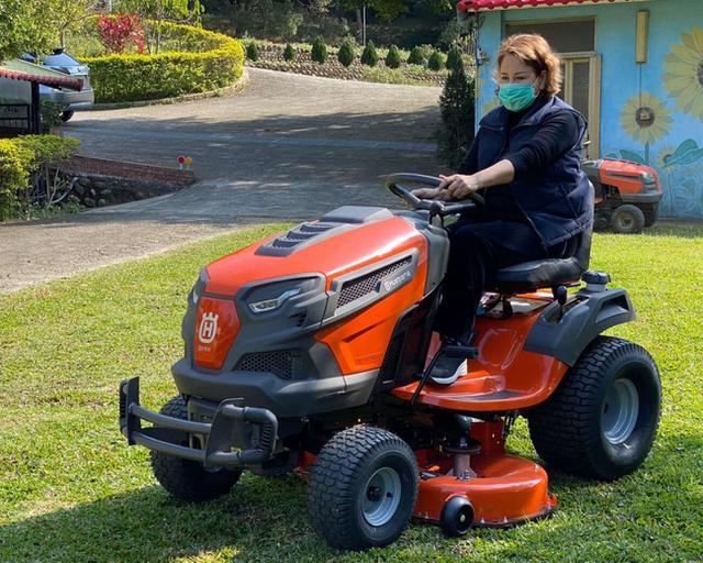 甄妮现身悲痛送别李玟,36岁女儿罕露面,五官精致太像生父傅声