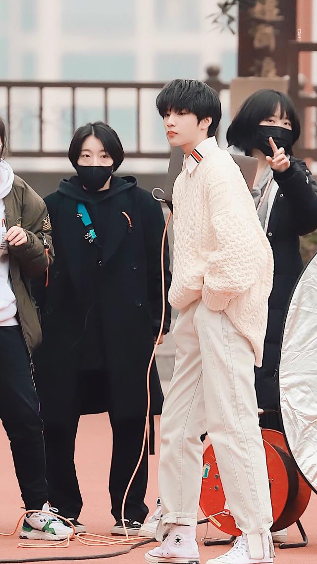 14岁校草刘耀文，183cm的腿长是真实的吗？钢铁直男却有超强穿搭