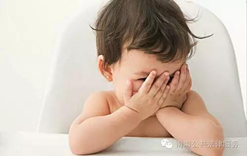 老汉公交车上公然看黄片！食色性也？法律这样说