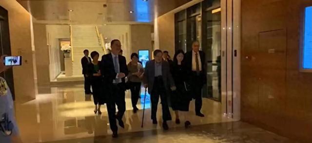 103岁的杨振宁牵着妻子翁帆的手露面，他步伐很轻快，翁帆很开心