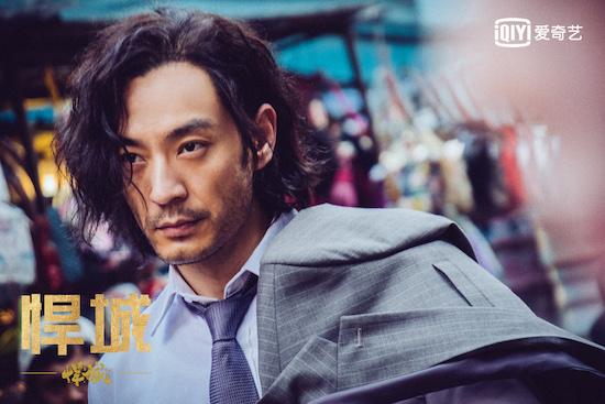 《悍城》变真人版“吃鸡”,没血了?喝功能饮料鸭哈哈哈