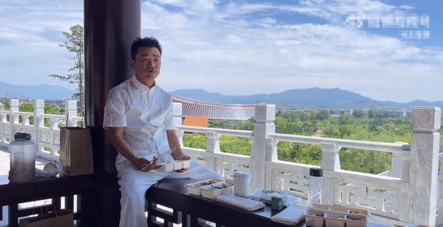 40岁王宝强罕晒近况，凉亭内吃盒饭姿势霸气，满面愁容大口啃馒头