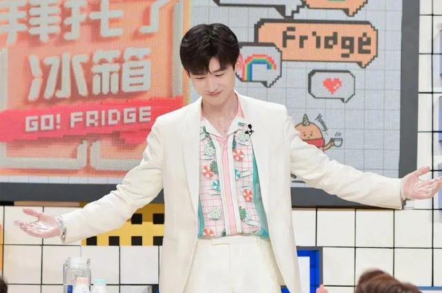 冷知识:白敬亭腰围竟然比雷佳音头围还要小?