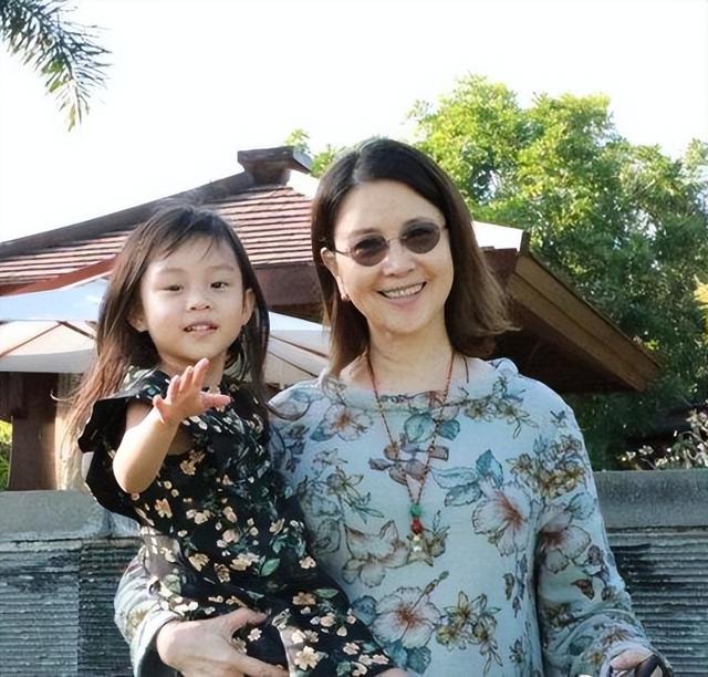 李小璐的母亲张伟欣:女儿离婚我心疼,盼望他们为了孩子复合