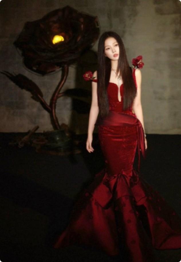 1米78奚梦瑶走秀，跟1米73何猷君同框，把人情世故体现得淋漓尽致