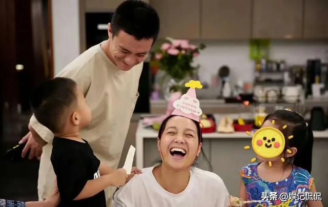 朱丹一家四口露营玩水，全家淋成落汤鸡，周一围大玩浪漫背老婆！